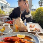 Elena Temnikova Instagram - У меня в телефоне миллион фоток океана и еды. Потому что это Португалия❤️ Листайте карусель. На видео, вот это как будто черепашьи лапки. Но на самом деле, конечно, не они, а «морские уточки». Маленькие рачки - балянусы. Их можно есть. Но я не смогла🤦‍♀️. Зато я обожаю жареные креветки с чесноком в оливковом масле gambas à la guilho. Это просто отвал башки. А ещё в карусели есть Толя на своей ретро-тачке. Он прям морской волк. Живет тут уже два года и снимает блоги. И хорошо снимает.