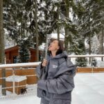 Elena Temnikova Instagram - Нереально снежная зима. Очень красивая. Обожаю❄️ Сегодня в новостях обещали еще полметра сугробов. Но вот вопрос - и чего потом будем делать весной с этим снегом?😂