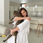 Elena Temnikova Instagram - Как вы, ребят. Мы с котиком вас обнимаем.