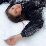 Elena Temnikova Instagram - Это я не сейчас. Сейчас я с гриппом. Под гриппом. В гриппе.)) Очень обидно. Я так ждала новогодние праздники. Была просто куча планов на эти 24/7 свободного времени. Хотелось заняться нужными желанными делами. Но год начался по-другому. Мозг совершенно не соображает. У меня все время ощущение, что я на корабле во время шторма🥴). Как вы? Как вообще начало 2022?