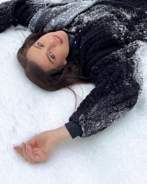 Elena Temnikova Instagram - Это я не сейчас. Сейчас я с гриппом. Под гриппом. В гриппе.))

Очень обидно. Я так ждала новогодние праздники. Была просто куча планов на эти 24/7 свободного времени. Хотелось заняться нужными желанными делами. Но год начался по-другому.

Мозг совершенно не соображает. У меня все время ощущение, что я на корабле во время шторма🥴). 

Как вы? Как вообще начало 2022?