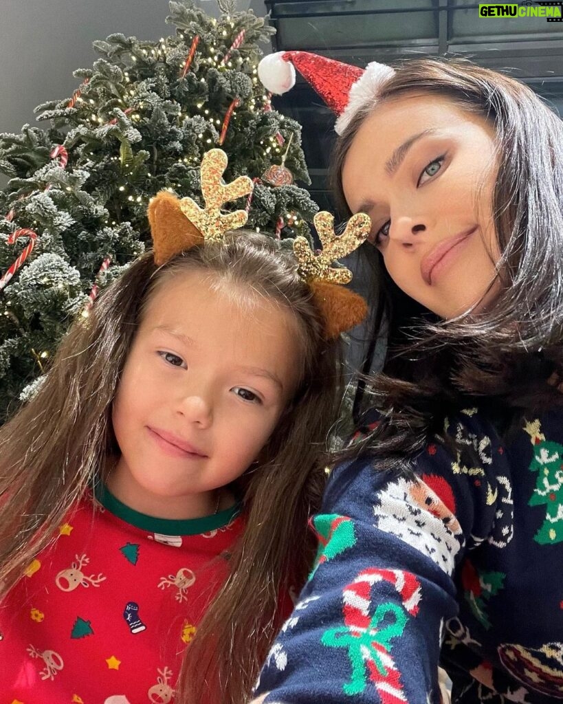 Elena Temnikova Instagram - Мира, света, добра, любви, здоровья! В каждый дом. С Рождеством, друзья!✨