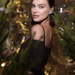 Elena Temnikova Instagram - 🥂Happy New Year, my dears! Пусть 2022 будет добрым. Желаю вам огромного здоровья и не менее огромного счастья. В каждый дом, в каждую семью. С Новым годом!😘