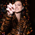 Elena Temnikova Instagram - Что за дела?! У меня сейчас была паническая атака. За два часа до нового года?! Все хорошо же. Сидим спокойно. Красивые. Вкусно нам. Что ещё нужно? Экшена😂😂? Как вы? Кто уже встретил тигра?