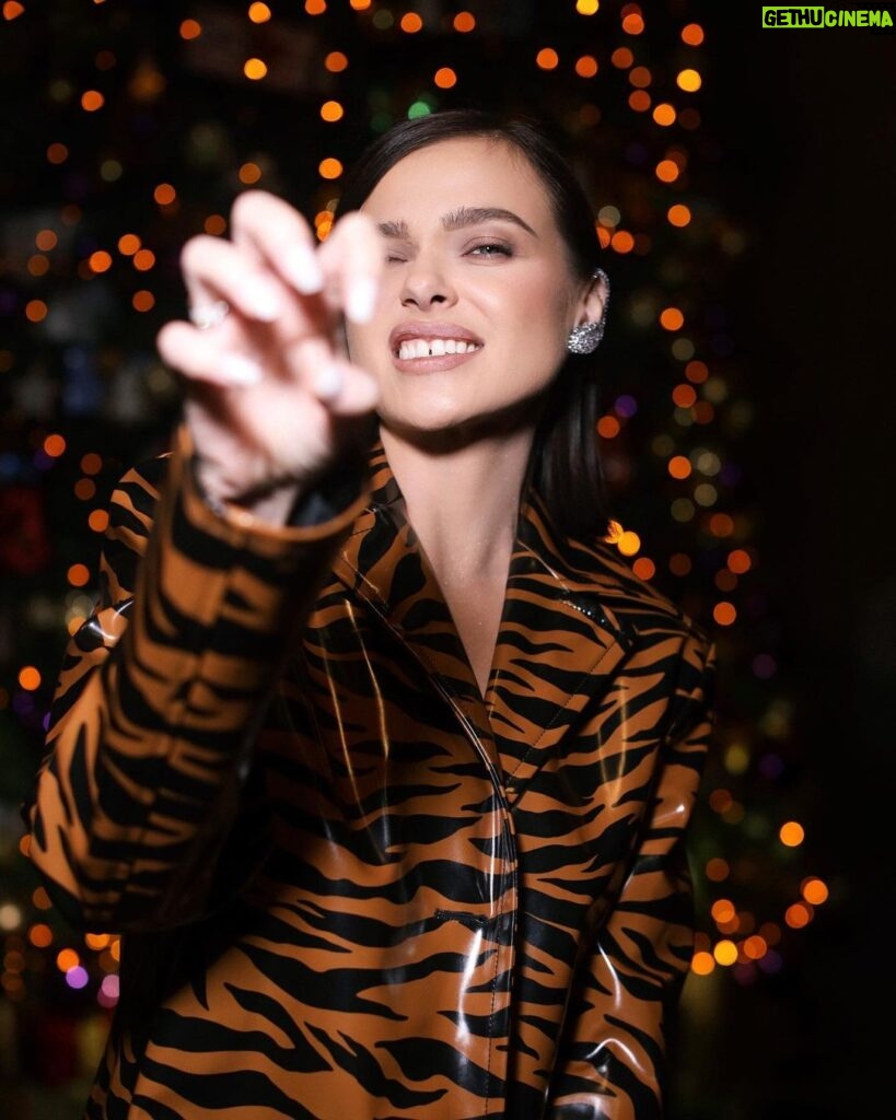 Elena Temnikova Instagram - Что за дела?! У меня сейчас была паническая атака. За два часа до нового года?! Все хорошо же. Сидим спокойно. Красивые. Вкусно нам. Что ещё нужно? Экшена😂😂? Как вы? Кто уже встретил тигра?