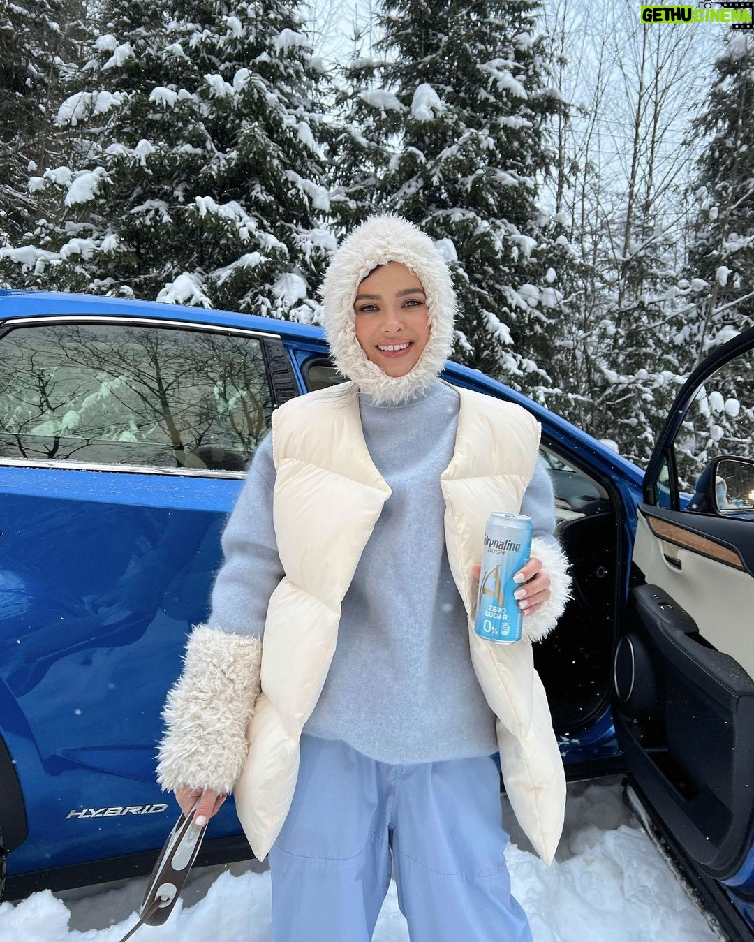 Elena Temnikova Instagram - Когда днем на улице уже темно, а нужно еще успеть на съемку, энергии нет совсем. Просто ни капельки. А до Нового года еще очень много дел. Меня круто спасают энергетики, но в них обычно много сахара. А я в последнее время очень слежу за этим. Но тут мне подсказали классный вариант - делюсь с вами. Новинка Adrenaline Rush Zero Sugar от @ad_rush вообще не содержит сахара, а вот концентрация кофеина и таурина здесь такая же, как в классических энергетических напитках. В итоге все ты можешь, но без сахара. Вкусно и сразу просыпаешься. Попробуйте! #всётыможешь