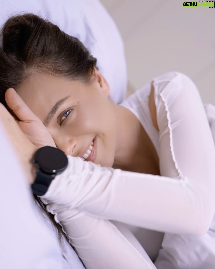Elena Temnikova Instagram - Теперь они всегда со мной. Смарт-часы HUAWEI Watch GT 3 такие стильные и красивые. Идеально под любой образ. Пока я сплю, они непрерывно мониторят сон, а в течение дня измеряют пульс и уровень насыщения крови кислородом. А еще помогают наладить здоровый режим. Можно установить свои цели, чтобы часы будили в нужное время или напоминали о занятиях спортом. Если вы профессионально занимаетесь спортом, советую присмотреться к версии Watch GT Runner, для точного измерения вашего прогресса. @huaweimobilerus #huaweimobilerus #HUAWEIWatchGT3 #HUAWEIWatchGTRunner