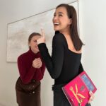 Elena Temnikova Instagram - Говорят, во взрослом возрасте сложно найти по-настоящему близких друзей. Но это не правда. А, может, я что-то очень хорошее сделала в прошлой жизни, что мне так везёт с друзьями. Жизнь дарит мне самых лучших людей. И самых моих. Спасибо 🙏🏻🤍. Моя Вика❤️ Не могу представить своей жизни без тебя. Моя мудрая, моя добрая девочка. А когда мы вместе смеёмся - это просто отдельный вид счастья. Мне кажется, я ни с кем так не смеюсь. Почти до остановки сердца. С тобой прекрасно все. И молчать. И грустить. Ты конечно супер-пупер друг. Люблю-обожаю всем сердцем. Ты знаешь🥰. P.S. Для самых любимых людей - самые вкусные конфеты. Ассорти «Коркунов». Это невозможно вкусно. Рекомендую. Здесь сочетание сразу всего: молочный и темный шоколад, цельный и дробленый фундук, ореховая начинка и вафельная крошка. В серебряном фантике - просто с ума можно сойти. Мои любимые. Расскажите и вы о тех, кто сделал ваш год особенным, публикуйте фотографии с #ТомуКтоВажен и получите шанс получить приятный подарок от @korkunov_rus - все подробности у них в профиле🎄