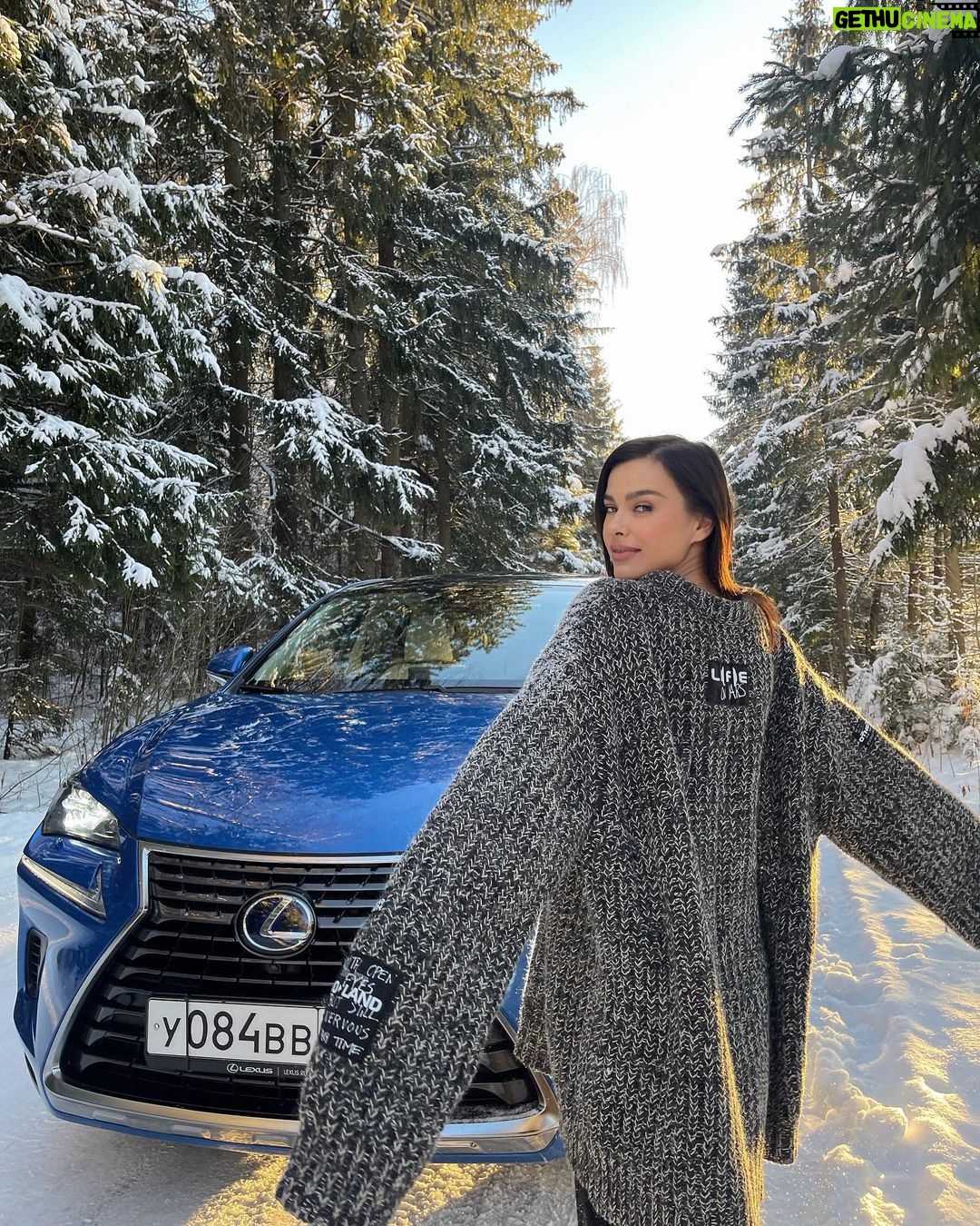 Elena Temnikova Instagram - Теперь он нереально красивый синий💙 Мой спортивный красавчик Lexus NX. С ним никакие сугробы не страшны: регулируемая подвеска позволяет комфортно передвигаться и по городу, и по бездорожью