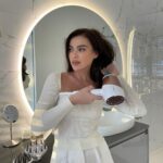 Elena Temnikova Instagram - Появился у меня дома вот такой классный гаджет. Очень красивый. Но самое главное - умный😉 Знакомьтесь, фен Philips SenseIQ. В основе технологии SenseIQ от @philipsrussia – цифровой инфракрасный сенсор. Он непрерывно сканирует волосы и передает данные об их температуре на умный микропроцессор. А тот на основе этой информации адаптирует температуру воздушного потока, следя за тем, чтобы волосы не перегревались. Это помогает сохранить здоровье волос даже при ежедневном использовании. Для меня очень актуально. Еще у этого фена крутая насадка для массажа. Тут сразу два в одном: она вибрирует и подает несильный поток теплого воздуха. Полезно для роста волос и просто очень приятно #PhilipsBeauty #SenseIQ
