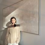 Elena Temnikova Instagram - Обожаю эту картину. В ней столько тепла. Она живая. Все время разная. Утром кажется будто сонной. Мягкой, растрепанной, уютной. Днем при солнечном свете становится более четкой. Собранной. А в сумерках - нежная и загадочная. Появляются новые тени, очертания, знаки. Словно повторяет мое настроение. Не перестает удивлять. Фактура, плавные переходы цвета, ассиметрия, отсутствие границ и чётких форм - всё было заранее продумано и трепетно выдержано художником Спасибо классным @Arthouse_Studio_ , что написали ее специально для меня. Когда увидела, то сразу подумала, что никогда не расстанусь с ней. Очень❤️