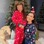 Elena Temnikova Instagram - Наш с Сашкой любимый дресс-код для новогоднего праздника. Обожаю. Так круто и уютно. Листайте карусель! Заказали самые настроенческие новогодние пижамы и свитера на @ozonru. Выбор тут супер. Будем носить все каникулы. Все, что не подошло, кстати, можно легко вернуть, но мы со всем угадали. А для всех новых пользователей сейчас приятный бонус - по промокоду OZONA06E30 вы получите 300 баллов на первую покупку при заказе в мобильном приложении Ozon Если хотите вещи, как у нас на фото, то вот артикулы: на мне свитер 208904326, на Саше пижама 401810896