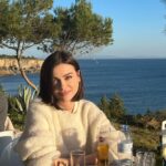 Elena Temnikova Instagram - Ещё один классный день. Встретились с однокурсниками. Обнялись. Погуляли. Поели. Отметили окончание курса🍻. Portugal
