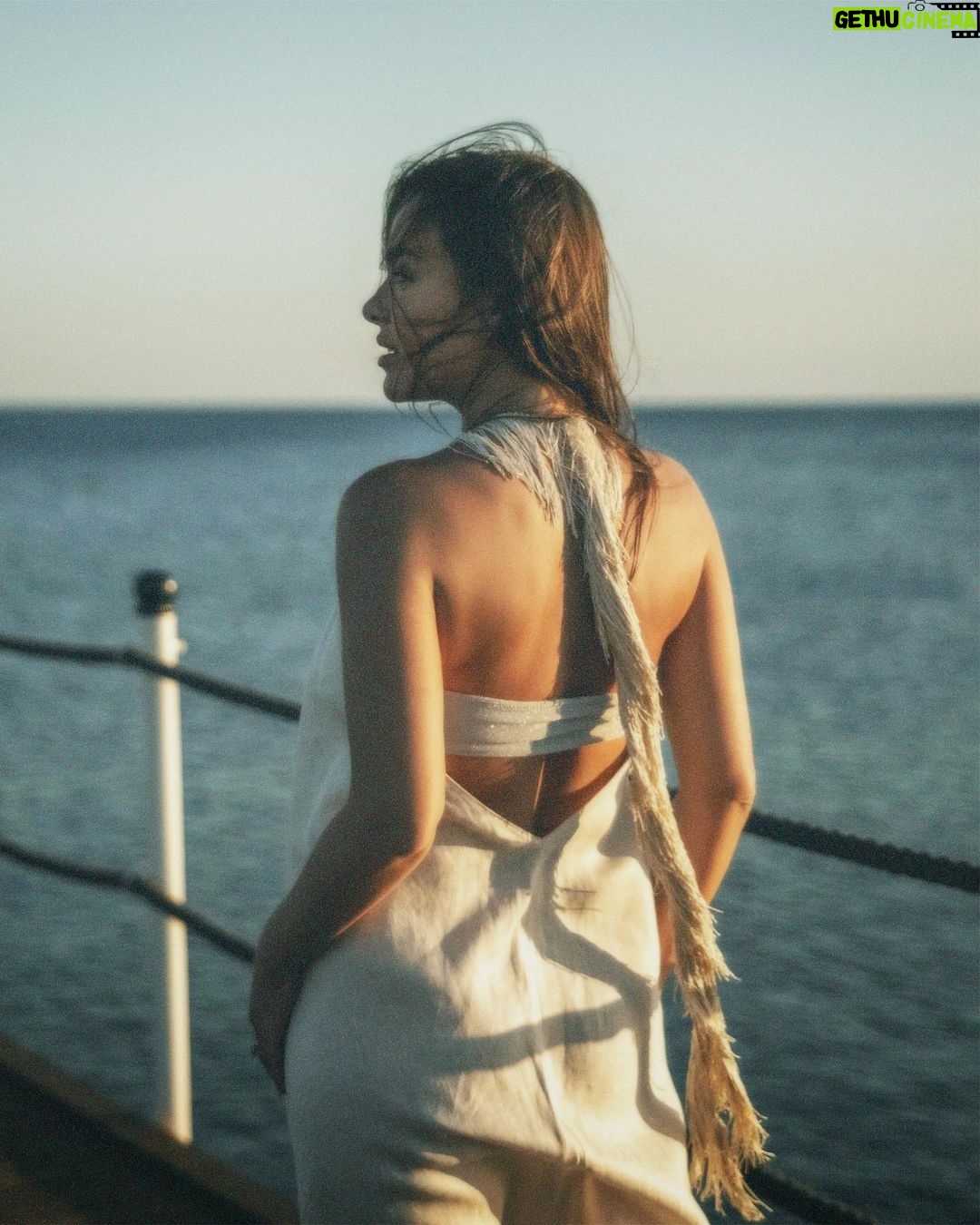 Elena Temnikova Instagram - Классный отпуск - он какой? У меня всегда по-разному. Бродить по улочкам целыми днями - да, валяться с любимой книжкой, напрочь забывая о времени - тоже да. С удовольствием. Но этот отпуск - он совсем другой. Он про еду на любой вкус, он про чудесный пляж (а какие оттуда открываются виды на закаты!), он про теплейшее море, про волшебное SPA, он про все те радостные и уютные впечатления и эмоции, которые мы испытывали здесь каждый день и хотели бы испытать еще. Который день наблюдаю за любимой сестрой и вижу, как она по-настоящему счастлива здесь и сейчас. Это стоит просто всего. Классный отпуск - он какой? Он в глазах любимых людей💔 Спасибо, @calistahotel #calistapeople #calistaluxuryresort Calista Luxury Resort Hotel