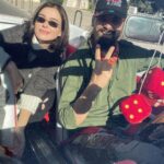 Elena Temnikova Instagram - У меня в телефоне миллион фоток океана и еды. Потому что это Португалия❤️ Листайте карусель. На видео, вот это как будто черепашьи лапки. Но на самом деле, конечно, не они, а «морские уточки». Маленькие рачки - балянусы. Их можно есть. Но я не смогла🤦‍♀️. Зато я обожаю жареные креветки с чесноком в оливковом масле gambas à la guilho. Это просто отвал башки. А ещё в карусели есть Толя на своей ретро-тачке. Он прям морской волк. Живет тут уже два года и снимает блоги. И хорошо снимает.