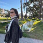 Elena Temnikova Instagram - У меня в телефоне миллион фоток океана и еды. Потому что это Португалия❤️ Листайте карусель. На видео, вот это как будто черепашьи лапки. Но на самом деле, конечно, не они, а «морские уточки». Маленькие рачки - балянусы. Их можно есть. Но я не смогла🤦‍♀️. Зато я обожаю жареные креветки с чесноком в оливковом масле gambas à la guilho. Это просто отвал башки. А ещё в карусели есть Толя на своей ретро-тачке. Он прям морской волк. Живет тут уже два года и снимает блоги. И хорошо снимает.