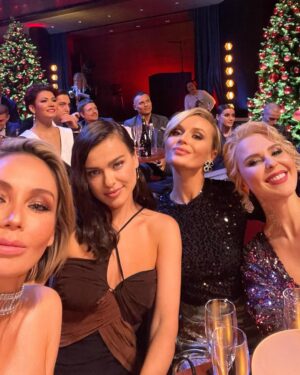 Elena Temnikova Instagram - В продолжение вчерашнего поста с #COMEDYNEWYEAR ✨