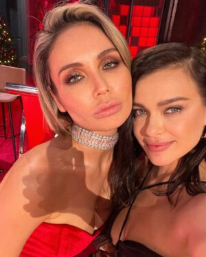 Elena Temnikova Instagram - Потихоньку взыдоравливаю) Разбирала фотки на телефоне. Эти с #COMEDYNEWYEAR точно не должны пропасть. Было круто и весело 🎉

Я ещё не посмотрела эфир новогоднего @comedyclubru, планирую сегодня. 
Вы смотрели? Как вам?