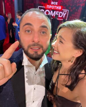 Elena Temnikova Instagram - Потихоньку взыдоравливаю) Разбирала фотки на телефоне. Эти с #COMEDYNEWYEAR точно не должны пропасть. Было круто и весело 🎉

Я ещё не посмотрела эфир новогоднего @comedyclubru, планирую сегодня. 
Вы смотрели? Как вам?