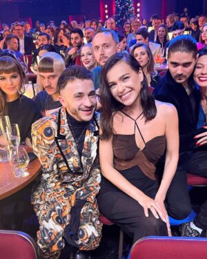 Elena Temnikova Instagram - Потихоньку взыдоравливаю) Разбирала фотки на телефоне. Эти с #COMEDYNEWYEAR точно не должны пропасть. Было круто и весело 🎉

Я ещё не посмотрела эфир новогоднего @comedyclubru, планирую сегодня. 
Вы смотрели? Как вам?