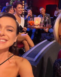 Elena Temnikova Instagram - Потихоньку взыдоравливаю) Разбирала фотки на телефоне. Эти с #COMEDYNEWYEAR точно не должны пропасть. Было круто и весело 🎉 Я ещё не посмотрела эфир новогоднего @comedyclubru, планирую сегодня. Вы смотрели? Как вам?