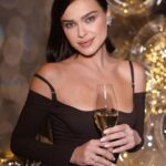 Elena Temnikova Instagram - 🥂Happy New Year, my dears! Пусть 2022 будет добрым. Желаю вам огромного здоровья и не менее огромного счастья. В каждый дом, в каждую семью. С Новым годом!😘