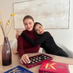 Elena Temnikova Instagram - Говорят, во взрослом возрасте сложно найти по-настоящему близких друзей. Но это не правда. А, может, я что-то очень хорошее сделала в прошлой жизни, что мне так везёт с друзьями. Жизнь дарит мне самых лучших людей. И самых моих. Спасибо 🙏🏻🤍. Моя Вика❤️ Не могу представить своей жизни без тебя. Моя мудрая, моя добрая девочка. А когда мы вместе смеёмся - это просто отдельный вид счастья. Мне кажется, я ни с кем так не смеюсь. Почти до остановки сердца. С тобой прекрасно все. И молчать. И грустить. Ты конечно супер-пупер друг. Люблю-обожаю всем сердцем. Ты знаешь🥰. P.S. Для самых любимых людей - самые вкусные конфеты. Ассорти «Коркунов». Это невозможно вкусно. Рекомендую. Здесь сочетание сразу всего: молочный и темный шоколад, цельный и дробленый фундук, ореховая начинка и вафельная крошка. В серебряном фантике - просто с ума можно сойти. Мои любимые. Расскажите и вы о тех, кто сделал ваш год особенным, публикуйте фотографии с #ТомуКтоВажен и получите шанс получить приятный подарок от @korkunov_rus - все подробности у них в профиле🎄