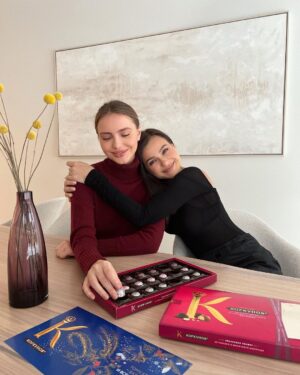 Elena Temnikova Instagram - Говорят, во взрослом возрасте сложно найти по-настоящему близких друзей. Но это не правда. А, может, я что-то очень хорошее сделала в прошлой жизни, что мне так везёт с друзьями. Жизнь дарит мне самых лучших людей. И самых моих. Спасибо 🙏🏻🤍. 

Моя Вика❤️ Не могу представить своей жизни без тебя. Моя мудрая, моя добрая девочка. А когда мы вместе смеёмся - это просто отдельный вид счастья. Мне кажется, я ни с кем так не смеюсь. Почти до остановки сердца. С тобой прекрасно все. И молчать. И грустить. Ты конечно супер-пупер друг. Люблю-обожаю всем сердцем. Ты знаешь🥰. 

P.S. Для самых любимых людей - самые вкусные конфеты. Ассорти «Коркунов». Это невозможно вкусно. Рекомендую.

Здесь сочетание сразу всего: молочный и темный шоколад, цельный и дробленый фундук, ореховая начинка и вафельная крошка. В серебряном фантике - просто с ума можно сойти. Мои любимые.

Расскажите и вы о тех, кто сделал ваш год особенным, публикуйте фотографии с #ТомуКтоВажен и получите шанс получить приятный подарок от @korkunov_rus - все подробности у них в профиле🎄