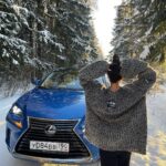 Elena Temnikova Instagram - Теперь он нереально красивый синий💙 Мой спортивный красавчик Lexus NX. С ним никакие сугробы не страшны: регулируемая подвеска позволяет комфортно передвигаться и по городу, и по бездорожью