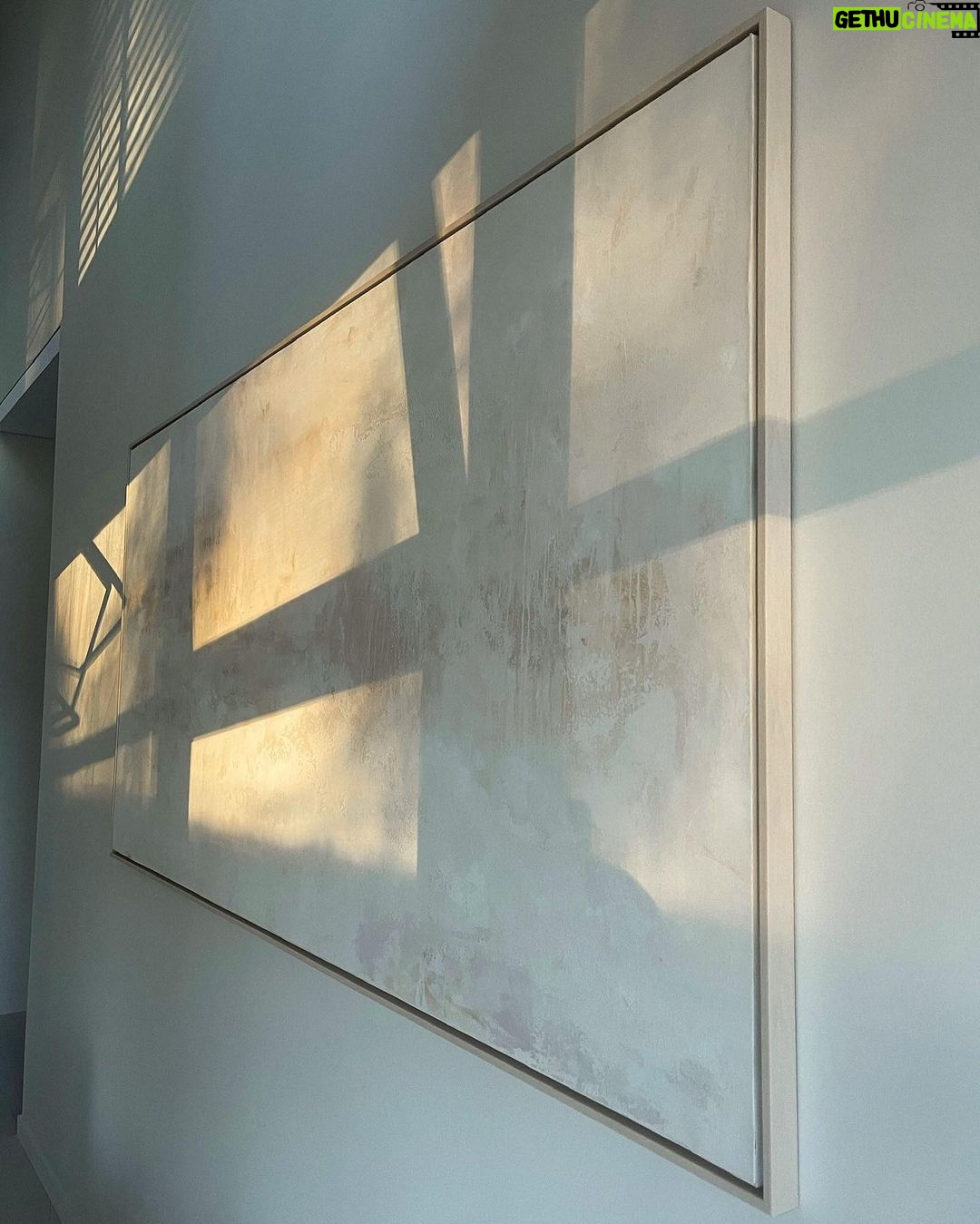 Elena Temnikova Instagram - Обожаю эту картину. В ней столько тепла. Она живая. Все время разная. Утром кажется будто сонной. Мягкой, растрепанной, уютной. Днем при солнечном свете становится более четкой. Собранной. А в сумерках - нежная и загадочная. Появляются новые тени, очертания, знаки. Словно повторяет мое настроение. Не перестает удивлять. Фактура, плавные переходы цвета, ассиметрия, отсутствие границ и чётких форм - всё было заранее продумано и трепетно выдержано художником Спасибо классным @Arthouse_Studio_ , что написали ее специально для меня. Когда увидела, то сразу подумала, что никогда не расстанусь с ней. Очень❤️