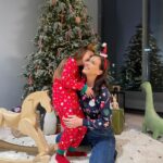 Elena Temnikova Instagram - Наш с Сашкой любимый дресс-код для новогоднего праздника. Обожаю. Так круто и уютно. Листайте карусель! Заказали самые настроенческие новогодние пижамы и свитера на @ozonru. Выбор тут супер. Будем носить все каникулы. Все, что не подошло, кстати, можно легко вернуть, но мы со всем угадали. А для всех новых пользователей сейчас приятный бонус - по промокоду OZONA06E30 вы получите 300 баллов на первую покупку при заказе в мобильном приложении Ozon Если хотите вещи, как у нас на фото, то вот артикулы: на мне свитер 208904326, на Саше пижама 401810896