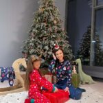 Elena Temnikova Instagram - Наш с Сашкой любимый дресс-код для новогоднего праздника. Обожаю. Так круто и уютно. Листайте карусель! Заказали самые настроенческие новогодние пижамы и свитера на @ozonru. Выбор тут супер. Будем носить все каникулы. Все, что не подошло, кстати, можно легко вернуть, но мы со всем угадали. А для всех новых пользователей сейчас приятный бонус - по промокоду OZONA06E30 вы получите 300 баллов на первую покупку при заказе в мобильном приложении Ozon Если хотите вещи, как у нас на фото, то вот артикулы: на мне свитер 208904326, на Саше пижама 401810896