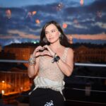 Elena Temnikova Instagram - В чем сила? Сила в любви. Любви, объединяющей все поколения. Питер! Алые паруса! ⛵️ Спасибо всем, кто сегодня исполнял мечты. На Дворцовой площади и у экранов ТВ, на сцене и за ней - спасибо абсолютно каждому. Десятки тысяч счастливых глаз, полных надежды на светлое и мирное будущее. Вот что я сегодня увидела со сцены. Под открытым мирным небом, в лунную ночь или ясный день - пусть сбываются все ваши мечты, дорогие выпускники! Лёгкого и безмятежного пути! 💞