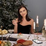Elena Temnikova Instagram - Наконец поймала новогоднее настроение🎄❤️ Очень не хватало снега, но теперь все, как надо. Обожаю праздновать Новый год дома: с родными и близкими, отдаваться этой атмосфере полностью, наконец просто отдыхать и наслаждаться этим временем. Приготовим кучу еды, чтобы заставить весь наш трехметровый стол. Пришло его время)) Из обязательного — оливье, мандарины, холодец, селедка под шубой. И, конечно, икра. Обязательно. Времени на подготовку точно будет впритык, так что все продукты закажу с доставкой в Яндекс.Еде @yandex_eda. Уже проверила — все самое нужное там есть. В том числе большой выбор икры (моя из «Азбуки вкуса»). И еще множество классных предложений со скидками к Новому году! А вы уже начали подготовку у праздникам?
