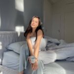 Elena Temnikova Instagram - Сегодня солнечное затмение. Красиво звучит. Но говорят, что в такие дни лучше остаться дома. Не напрягаться. Расслабиться. А если вдруг кто-то вам скажет, что надо собраться и заняться делами - валите все на меня и солнце😂 Правда, у меня сегодня сумасшедший график. Полежать 🦦 не получится.