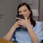 Elena Temnikova Instagram - Люблю делать подарки родителям спонтанно и без повода. Мои живут в другом городе, поэтому не всегда можно внезапно нагрянуть с сюрпризом. Нам очень облегчают жизнь онлайн-переводы. А в приложении ВТБ Онлайн можно совершать переводы без комисии, даже если вы не клиент банка ВТБ. А еще 0% комиссии за платежи, оплату штрафов, ЖКУ и многое другое @bankvtb. Авторизация проходит легко, в 2 клика! Круто, что нет никаких переплат, особенно, когда переводы частые, как в моем случае. С любой карты на карту на территории РФ - ноль процентов. #ВТБОнлайн #сВТБлегко