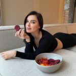 Elena Temnikova Instagram - Сегодня хочу сказать пару слов про zero-waste и поделиться одним своим лайфхаком. Не секрет, что просто тонны мусора мы производим на кухне. По статистике, одна треть всей еды в мире отправляется на свалку! А 22% выброcов парниковых газов связаны именно с органическими отходами Нам часто кажется, что мы ничего не можем изменить. Но это неправда. Нужно делать то, что можешь. Менять свои привычки, не забивать холодильник, правильно хранить. А еще использовать на полную все функции современной техники. Например, в моей духовке Electrolux Intuit Steam Pro есть классный режим - дегидрация. Можно сушить ягоды, яблоки, помидоры, грибы. Мое любимое - полезные чипсы из овощей. Особенно, если накупили много, а съесть не успеваем. Ловите рецепт. Берем несколько морковок, свеклы и помидоров (можно использовать кабачок, батат, тыкву - что залежалось в холодильнике!), режем на тонкие слайсы. Выкладываем на застеленные пергаментом противни. Включаем режим «высушивание» и забываем на 5 часов. Чипсы сушатся на очень низкой температуре, большая часть полезных веществ в овощах сохраняется. Уже в тарелке добавляем специи (соль, копченая паприка, розмарин). Вкусно нереально! #electrolux_intuit #wasteless