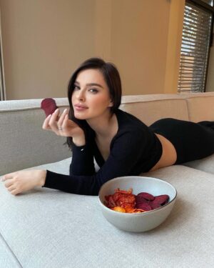 Elena Temnikova Instagram - Сегодня хочу сказать пару слов про zero-waste и поделиться одним своим лайфхаком. Не секрет, что просто тонны мусора мы производим на кухне. По статистике, одна треть всей еды в мире отправляется на свалку! А 22% выброcов парниковых газов связаны именно с органическими отходами

Нам часто кажется, что мы ничего не можем изменить. Но это неправда. Нужно делать то, что можешь. Менять свои привычки, не забивать холодильник, правильно хранить. А еще использовать на полную все функции современной техники. Например, в моей духовке Electrolux Intuit Steam Pro есть классный  режим -  дегидрация. Можно сушить ягоды, яблоки, помидоры, грибы. Мое любимое - полезные чипсы из овощей. Особенно, если накупили много, а съесть не успеваем. 

Ловите рецепт. Берем несколько морковок, свеклы и помидоров (можно использовать кабачок, батат, тыкву - что залежалось в холодильнике!), режем на тонкие слайсы. Выкладываем на застеленные пергаментом противни. Включаем режим «высушивание» и забываем на 5 часов. Чипсы сушатся на очень низкой температуре, большая часть полезных веществ в овощах сохраняется. Уже в тарелке добавляем специи (соль, копченая паприка, розмарин). Вкусно нереально! 

#electrolux_intuit
#wasteless