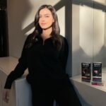 Elena Temnikova Instagram - Вы знаете, сколько раз меня посещали мысли кардинально поменять свой цвет волос? Да и сейчас рука нет-нет да тянется в сторону осветляющей краски 😂 Как хорошо, что сейчас уйма вариантов легко примерить на себя новый образ (огромный выбор оттенков краски для волос, парики, накладные пряди, очень реалистичные приложения и маски). Листай карусель с моими прошлыми экспериментами👉 Но все же сейчас у меня тот образ и цвет волос, с которым я чувствую себя максимально гармонично. Чувствую себя собой 🙂 Для тех, кто очень хотел узнать: сейчас мой оттенок тёмный шоколад. И это прям моё! Если вы в поиске или хотите обновить свой оттенок, скорее гоу за краской Syoss в Магнит Косметик. Это мастхэв, когда хотите получить яркий цвет и качество волос как после салона. И заодно выиграть стайлер последнего поколения в розыгрыше от Syoss х Магнит Косметик. Все подробности здесь — @magnitcosmetic. 😉 Переходите, подписывайтесь и участвуйте. P.S. В палитре Syoss моя любовь - оттенок 3-8 Тёмный шоколад🍫 А как вы думаете, какой цвет мне больше идёт?