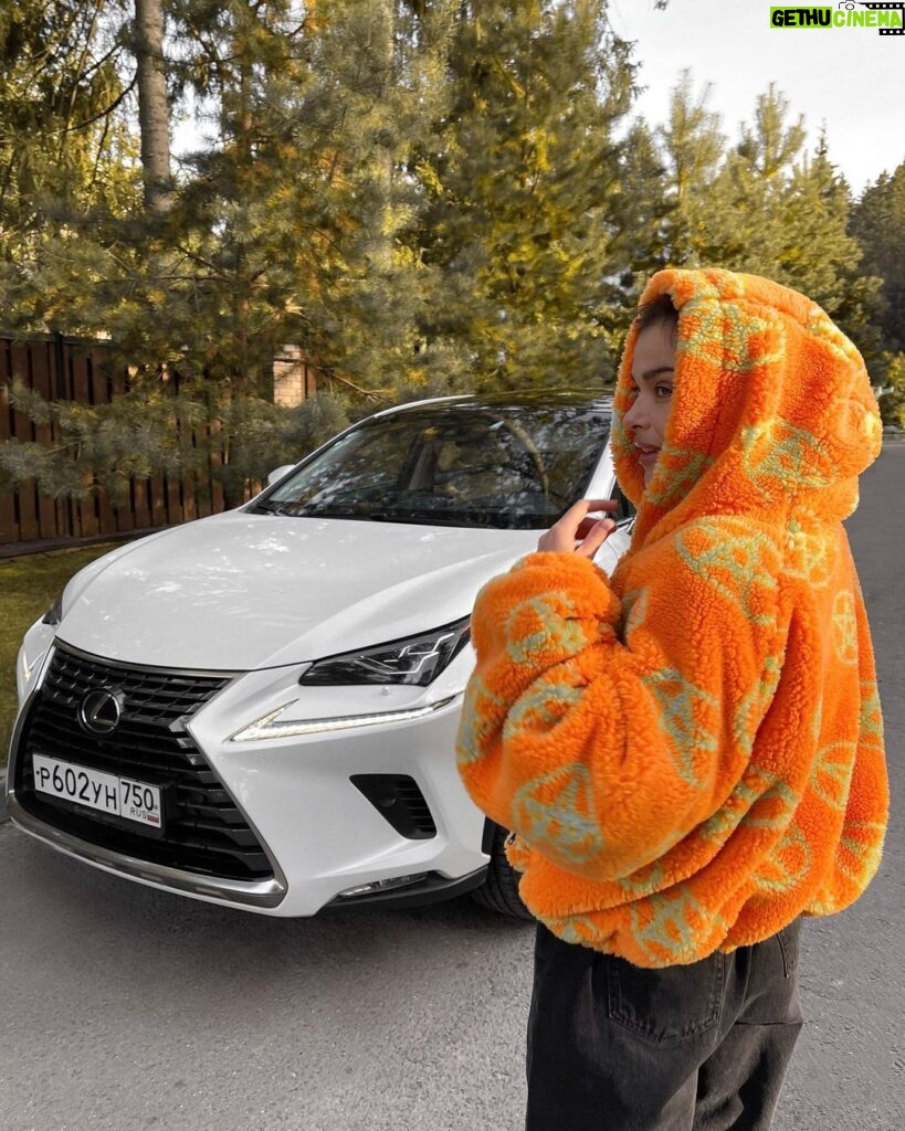 Elena Temnikova Instagram - Уже второй год меня частенько можно встретить в компании одного спортивного и эффектного красавчика 💦 #LexusNX