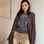 Elena Temnikova Instagram - Красивый лук. Ну очень. 🤎Плащ @sportmax Футболка @telfarglobal Джинсы @blumarine Обувь @marcjacobs
