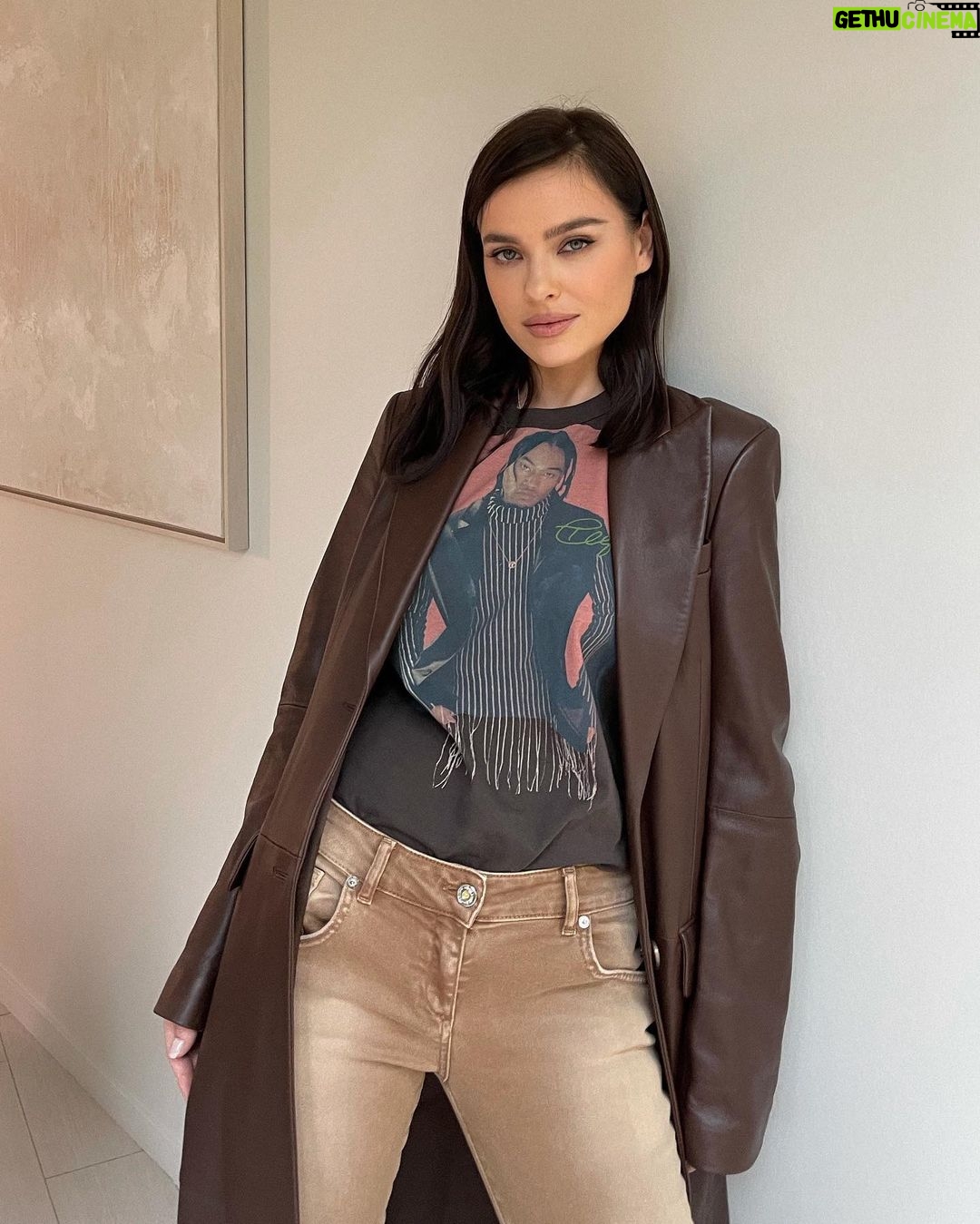 Elena Temnikova Instagram - Красивый лук. Ну очень. 🤎Плащ @sportmax Футболка @telfarglobal Джинсы @blumarine Обувь @marcjacobs