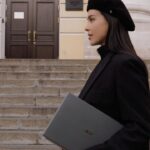 Elena Temnikova Instagram - Мой верный друг. Супер легкий и тачскрин экран. Не расстаюсь с ним. Читаю, работаю, фильмы смотрю. Поэтому рекомендую от души. Вам понравится. Кстати, очень важно, работает 17 часов без подзарядки. А это дольше, чем я))) я только 16)) Запомните главное: Acer Swift 5 на базе платформы #IntelEvo 💙