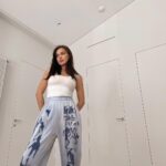 Elena Temnikova Instagram - Очень люблю свой дом. Делали долго, но в итоге я ооочень рада, что каждую деталь продумали. Теперь наслаждаюсь. Взять, например, двери. Хотелось сделать их максимально незаметными. Чтобы сливались со стенами и не выглядели яркими пятнами. Так глаза отдыхают. Аскетичность теперь мое второе имя. Двери под покраску вписались идеально. Замки - бесшумные, ручки - минималистичные. Очень довольна. Делали с компанией @skrytye_dveri.ru - качество и сервис просто супер👌🏻