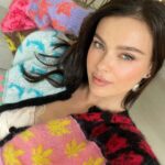 Elena Temnikova Instagram - Короче, сдала ПЦР. И он положительный. У меня 16-ый день положительный ПЦР!! Как такое возможно вообще? Чувствую себя давно отлично. Честно, я в шоке. Испытала сегодня весь спектр эмоций, когда получила результат. Не поверила своим глазам. Посмеялась. Ужаснулась. Чувствую себя реально очень хорошо. Сидим на ковикулах, но все равно неприятно. Погуглила сейчас - оказывается, такое бывает, когда у выздоровевших все равно положительный тест. Пишут, что «обезвреженные фрагменты вируса» еще остаются в организме, хоть и не способны к заражению. Как-то все равно стремно. 16-ый день с положительным тестом. 16-ый, Карл! У кого такое было? Черкните в комментах плиз.