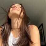 Elena Temnikova Instagram - Плавающее обоняние, мозаичный вкус. Вроде бы есть вкус и запах, но как будто бы ноты раскрываются не все. Заметила, что ем больше сейчас. Чтобы получить удовлетворение))). Не набрать бы много. Вопрос - когда все наладится? Как у вас было? Давайте обсудим в комментариях. Тренировали ли вы запахи? Мне уже два человека написали про это. Типа вдыхаешь знакомый аромат и вспоминаешь его. Даже если чувствуешь неполноценно. Я попробовала, конечно. Пока не вдохновило… А завтра я опубликую очень, как мне кажется, важный и полезный пост про психологическое состояние при COVID
