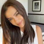Elena Temnikova Instagram - Как вы уже знаете, я заболела ковидом. Врач сказал, что это был дельта-вариант вируса. Не самый приятный и безопасный случай знакомства, конечно. Поймала его на ранней стадии. Как оказалось потом, это стало ключевым. Чем раньше поймаешь, тем больше у тебя козырей. Поймала регулярными домашними экспресс-тестами. Делала сама каждое утро, если в этот день планировала выходить из дома. Для меня это ответственность перед другими. Меня так воспитали. В тот день у меня должны были быть важное интервью с Катей Коносовой, съемка и ужин в КМ20. В 6 утра сделала тест. Положительный. Сказать, что я испугалась - это ничего не сказать. Стало очень страшно. Зачем-то сразу сделала второй тест. Тоже положительный. Разбудила мужа, он сказал: «ясно, без паники». При этом симптомов не было никаких вообще. Чувствовала себя супер-здоровой. Так что вполне можно оказаться переносчиком, банально ничего не подозревая. Поэтому — тестируйтесь. Конечно, я отменила все мероприятия и тут же закрылась в комнате. В тот же день сделали официальный ПЦР, который тоже оказался положительным. Дальше ко мне заходил только муж в респираторе. Из последних сил я каждый день закрывалась на время в ванной и кварцевала и проветривала комнату, чтобы он не заболел. Но он все равно заразился, хотя был привит (антител, впрочем, у него было всегда мало). Через два дня у него поднялась температура, но в целом он переболел легко. Как сказали врачи, тот не большой набор антител (смешной по цифрам, 170 по Abbott, хотя говорят для защиты надо от 1500) его и спас. Что интересно, ему тоже сделали ПЦР - отрицательно. Потом взяли анализ крови - тоже отрицательно. Поймал тоже экспресс-тестом, когда уже поднялась температура. И потом у него тоже пропали вкусы и запахи. Вот так бывает- вирус прячется. Берегите себя. При любом малейшем подозрении - тестируйтесь. Чувствую себя уже нормально, хотя вкусы/запахи еще немного «плавают». Завтра сдаю ПЦР - экспресс уже показывает, что здорова. У меня в целом все прошло средне. Не так легко, как у мужа, но и не тяжело - я лечилась дома. Но сказать честно, было по-всякому :(( Расскажу в следующем посте подробнее. В том числе про психологическое состояние во время ковида. Moscow