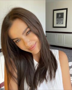 Elena Temnikova Instagram - Как вы уже знаете, я заболела ковидом. Врач сказал, что это был дельта-вариант вируса. Не самый приятный и безопасный случай знакомства, конечно. Поймала его на ранней стадии. Как оказалось потом, это стало ключевым. Чем раньше поймаешь, тем больше у тебя козырей. Поймала регулярными домашними экспресс-тестами. Делала сама каждое утро, если в этот день планировала выходить из дома. Для меня это ответственность перед другими. Меня так воспитали. В тот день у меня должны были быть важное интервью с Катей Коносовой, съемка и ужин в КМ20. В 6 утра сделала тест. Положительный. Сказать, что я испугалась - это ничего не сказать. Стало очень страшно. Зачем-то сразу сделала второй тест. Тоже положительный. Разбудила мужа, он сказал: «ясно, без паники». При этом симптомов не было никаких вообще. Чувствовала себя супер-здоровой. Так что вполне можно оказаться переносчиком, банально ничего не подозревая. Поэтому — тестируйтесь. Конечно, я отменила все мероприятия и тут же закрылась в комнате. В тот же день сделали официальный ПЦР, который тоже оказался положительным. Дальше ко мне заходил только муж в респираторе. Из последних сил я каждый день закрывалась на время в ванной и кварцевала и проветривала комнату, чтобы он не заболел. Но он все равно заразился, хотя был привит (антител, впрочем, у него было всегда мало). Через два дня у него поднялась температура, но в целом он переболел легко. Как сказали врачи, тот не большой набор антител (смешной по цифрам, 170 по Abbott, хотя говорят для защиты надо от 1500) его и спас. Что интересно, ему тоже сделали ПЦР - отрицательно. Потом взяли анализ крови - тоже отрицательно. Поймал тоже экспресс-тестом, когда уже поднялась температура. И потом у него тоже пропали вкусы и запахи. Вот так бывает- вирус прячется. Берегите себя. При любом малейшем подозрении - тестируйтесь. Чувствую себя уже нормально, хотя вкусы/запахи еще немного «плавают». Завтра сдаю ПЦР - экспресс уже показывает, что здорова. У меня в целом все прошло средне. Не так легко, как у мужа, но и не тяжело - я лечилась дома. Но сказать честно, было по-всякому :(( Расскажу в следующем посте подробнее. В том числе про психологическое состояние во время ковида. Moscow