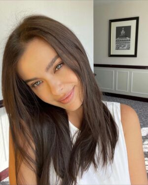 Elena Temnikova Instagram - Как вы уже знаете, я заболела ковидом. Врач сказал, что это был дельта-вариант вируса. Не самый приятный и безопасный случай знакомства, конечно.

Поймала его на ранней стадии. Как оказалось потом, это стало ключевым. Чем раньше поймаешь, тем больше у тебя козырей.

Поймала регулярными домашними экспресс-тестами. Делала сама каждое утро, если в этот день планировала выходить из дома. Для меня это ответственность перед другими. Меня так воспитали.

В тот день у меня должны были быть важное интервью с Катей Коносовой, съемка и ужин в КМ20. В 6 утра сделала тест. Положительный. Сказать, что я испугалась - это ничего не сказать. Стало очень страшно. Зачем-то сразу сделала второй тест. Тоже положительный. Разбудила мужа, он сказал: «ясно, без паники». При этом симптомов не было никаких вообще. Чувствовала себя супер-здоровой. Так что вполне можно оказаться переносчиком, банально ничего не подозревая. Поэтому — тестируйтесь.

Конечно, я отменила все мероприятия и тут же закрылась в комнате. В тот же день сделали официальный ПЦР, который тоже оказался положительным. Дальше ко мне заходил только муж в респираторе. Из последних сил я каждый день закрывалась на время в ванной и кварцевала и проветривала комнату, чтобы он не заболел. 

Но он все равно заразился, хотя был привит (антител, впрочем, у него было всегда мало). Через два дня у него поднялась температура, но в целом он переболел легко. Как сказали врачи, тот не большой набор антител (смешной по цифрам, 170 по Abbott, хотя говорят для защиты надо от 1500) его и спас. Что интересно, ему тоже сделали ПЦР - отрицательно. Потом взяли анализ крови - тоже отрицательно. Поймал тоже экспресс-тестом, когда уже поднялась температура. И потом у него тоже пропали вкусы и запахи. Вот так бывает- вирус прячется.

Берегите себя. При любом малейшем подозрении - тестируйтесь.

Чувствую себя уже нормально, хотя вкусы/запахи еще немного «плавают». Завтра сдаю ПЦР - экспресс уже показывает, что здорова.

У меня в целом все прошло средне. Не так легко, как у мужа, но и не тяжело - я лечилась дома. Но сказать честно, было по-всякому :(( Расскажу в следующем посте подробнее. В том числе про психологическое состояние во время ковида.