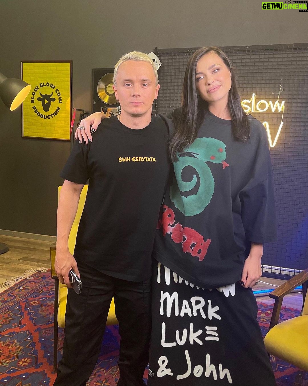 Elena Temnikova Instagram - Ребят, вчера вышел выпуск Плохих песен #41, где мы с Соболевым шутили - вернее, шутил Соболев, а я веселилась. Если любите это шоу и еще не видели наш выпуск - не пропустите! Идите смотреть прямо сейчас. Но предупреждаю. Контент 18+ и для тех кто не краснеет от нецензурной лексики. А мне всегда было интересно, кто авторы этих «плохих» песен. Листайте карусель - уговорила ребят раскрыть себя. Спасибо за приглашение. Люблю обожаю #плохиепесни